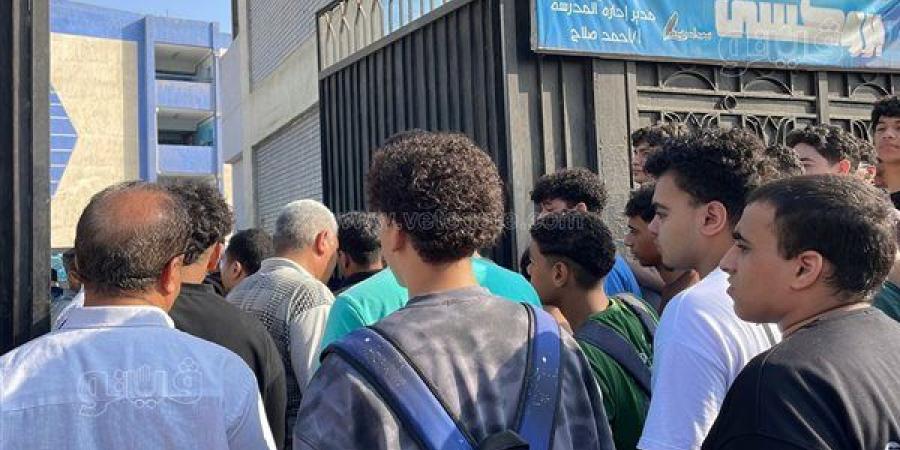 دخول طلاب الثانوية العامة لجان امتحاني الاقتصاد واللغة الأجنبية الثانية بالإسكندرية (فيديو)