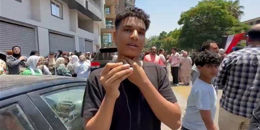 رغم الشكاوى، طالب لـ واضع امتحان العربي: الأسئلة زي الفل.. يا رب عيالك يتجوزوا (فيديو)