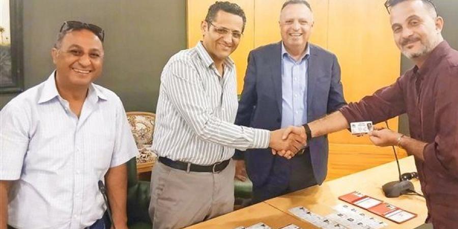 نقيب الصحفيين يستقبل نظيره الفلسطيني ويبحثان دعم الزملاء المقيمين في مصر