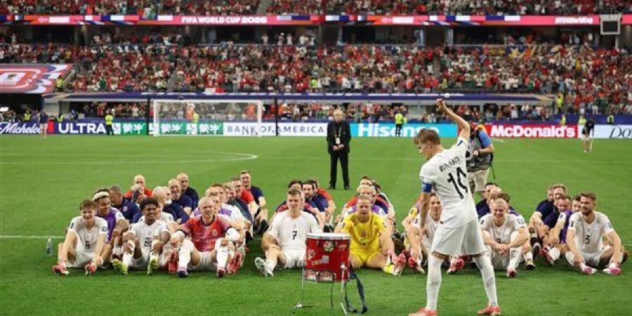 لاعبو النرويج يحتفلون بالتأهل لدور الـ16 لكأس العالم على طريقة الفايكينج (فيديو)