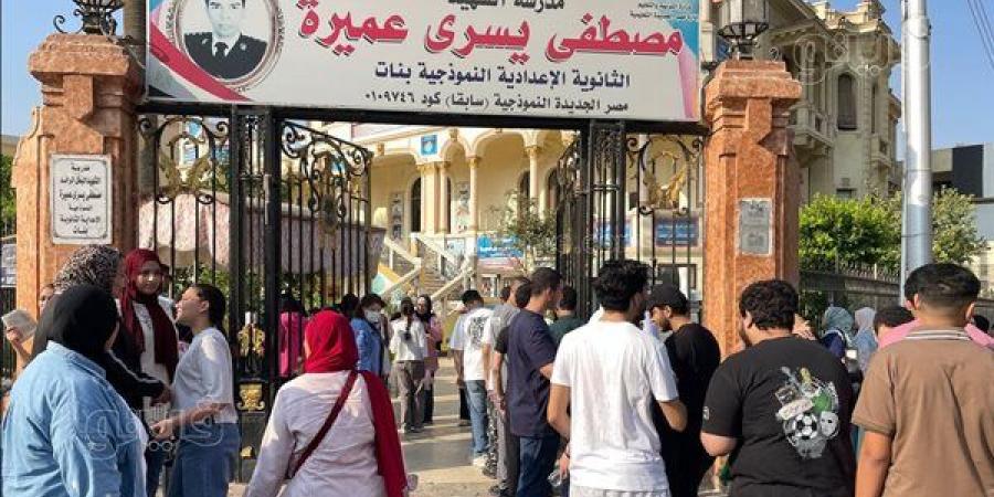 بدء توافد طلاب الثانوية العامة على اللجان لأداء امتحاني الكيمياء والجغرافيا (فيديو وصور)