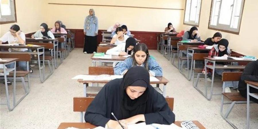"السجادة الحمراء" تثير الجدل، لغز جديد في صور امتحان الكيمياء المتداولة على جروبات الغش