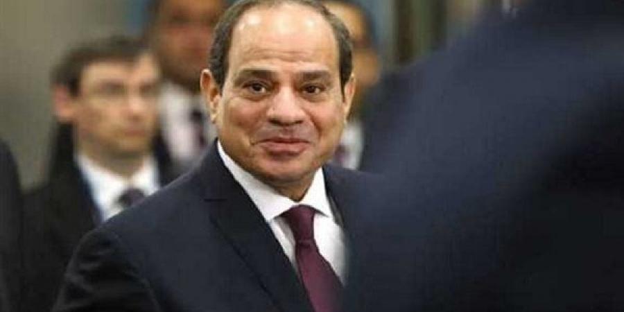 السيسي يتسلم هدية تذكارية من وزير الدفاع خلال حفل افتتاح مقر القيادة الإستراتيجية