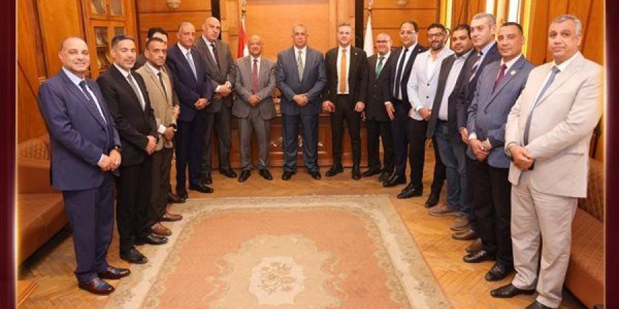 نقيب المحامين يبحث مع أطباء الأسنان إعادة خدمات العلاج للأعضاء