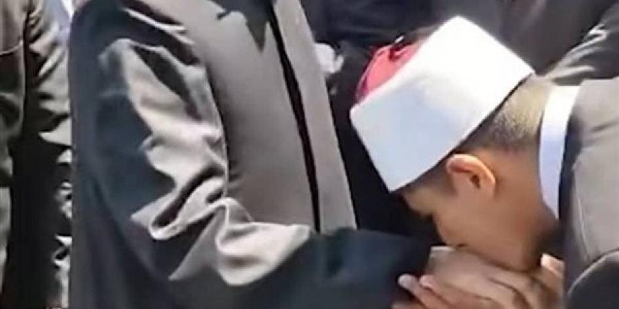 بعد واقعة وزير الأوقاف، ما حكم الشرع في تقبيل يد المشايخ والعلماء