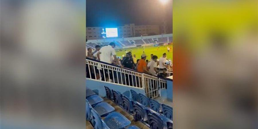 ثلاثي بيراميدز يدعم الفريق من مدرجات غزل المحلة (فيديو)