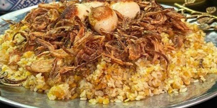 طريقة عمل الكشري الأصفر في المنزل لوجبة غداء سهلة ومشبعة