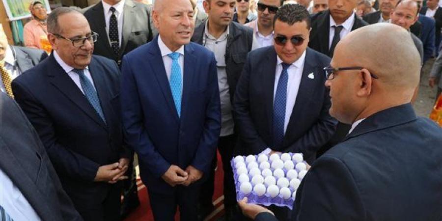 محافظ القاهرة يفتتح سوق اليوم الواحد بحي وسط (صور)