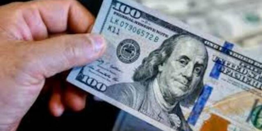 الدولار يكافح للحفاظ على مكاسبه وسط تقييم عقوبات إيران