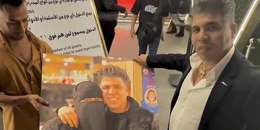 عمر كمال يكشف عن هدية مميزة من أحد معجبيه.. صورة تجمعه بوالدته