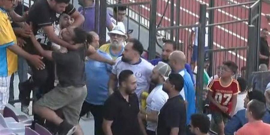 مشادات بين جماهير الإسماعيلي وأشرف خضر بعد التأخر أمام المصرية للاتصالات (صور)