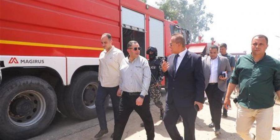 محافظ دمياط يقود جهود إخماد حريق مصنع مشبك بكفر البطيخ