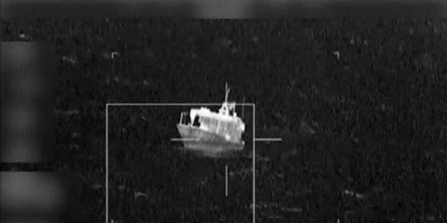 لحظة إغراق الجيش الأمريكي سفينة بتهمة "دعم تهريب المخدرات" في المحيط الهادئ (فيديو)