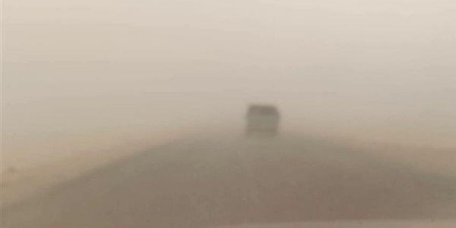 «مرور مطروح» يحذر قائدي السيارات من الأتربة على طريق سيوة وانخفاض مستوى الرؤية