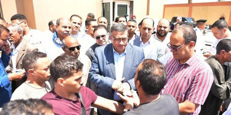 خلال جولة مفاجئة بأبو تشت، محافظ قنا يحيل مدير ووكيل مدرسة للتحقيق ويعفي آخر (صور)