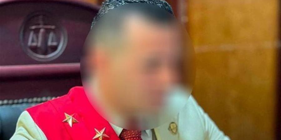 وصول القاضي المزيف إلى محكمة الجنح وإيداعه قفص الاتهام