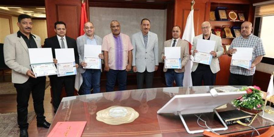 محافظ سوهاج يكرم عددا من أوائل المتدربين ببرامج مركز التنمية المحلية بسقارة