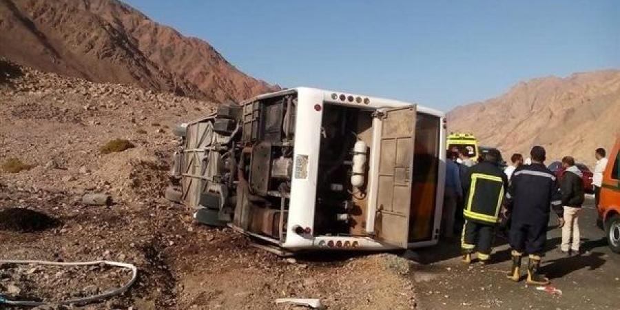 الصحة: 16 ضحية و28 مصابا و20 سيارة إسعاف بموقع حادث طريق دهب - نويبع