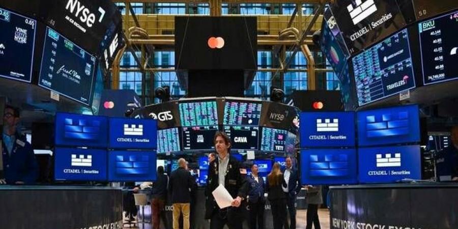 الأسهم الأمريكية تغلق مرتفعة مع تراجع العائدات وتوقعات رفع الفائدة