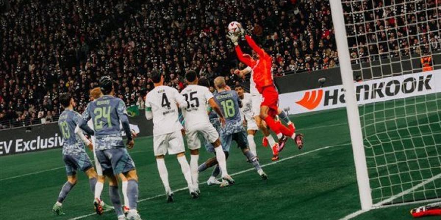 التشكيل الرسمي لمباراة اينتراخت فرانكفورت واوجسبورج بالدوري الالماني