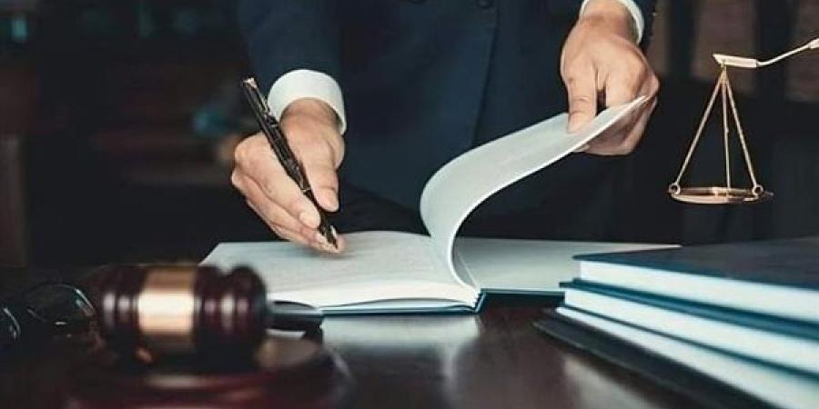 أمها ماتت وأبوها تركها، مأساة طفلة عمرها 5 سنوات يعذبها زوج أمها من أجل التسول