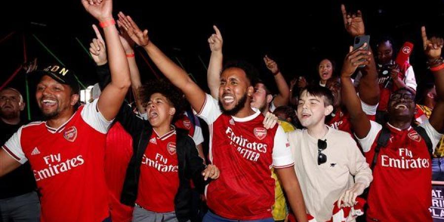 جماهير أرسنال تحتفل بتعادل إيفرتون مع مانشستر يونايتد بالدوري الإنجليزي (فيديو)