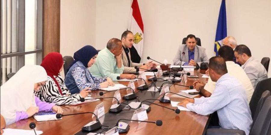 آليات جديدة لجمع المخلفات، محافظ دمياط يناقش طرح أعمال النظافة بدمياط ورأس البر
