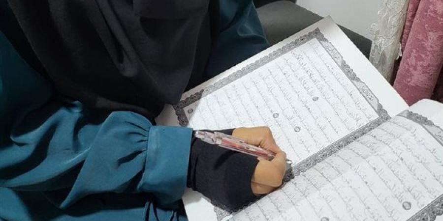 "أبي كان الداعم الأول".. طالبة علاج طبيعي من قنا تحفظ القرآن وتكتب المصحف بيدها
