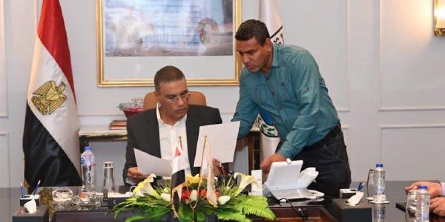 محافظ جنوب سيناء يترأس لجنة اختيار 4 سيدات من الأولى بالرعاية لأداء العمرة المجانية